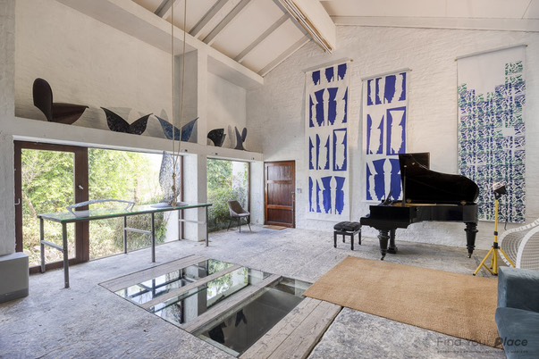 A dinner in a sculptor's studio